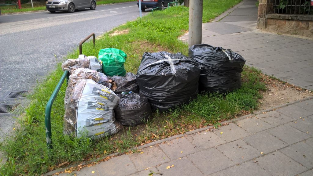 Apor Vilmos tér, szépen kikészített zöldhulladékos kukás zsákok. Vajon ki viszi el? Fotó: hulladekvadasz.hu