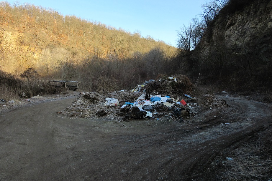 A zsákutca végén lévő illegális hulladéklerakó Szurdokpüspöki településen. /Fotó: hulladekvadasz.hu