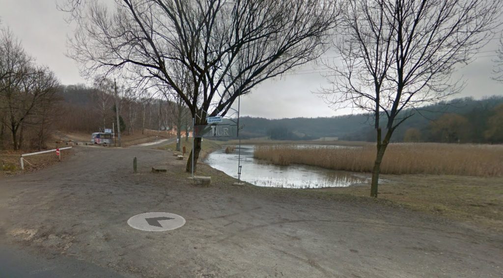 Egyébként arról híres a tó, hogy itt forgatták az Üvegtigris című filmet, itt áll a híres büfékocsi is. Fotó: Google Maps