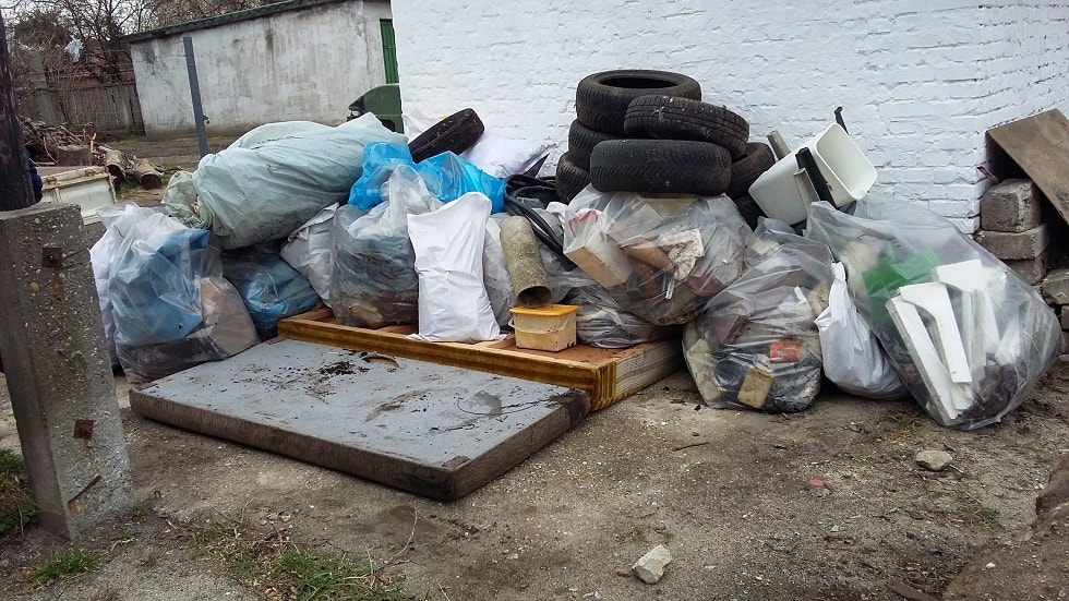 A hulladék fajták szinte minden tipúsa megtalálható volt a helyszínen. / Fotó: Bodajk Önkormányzata