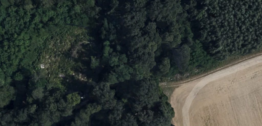 A határban a szántás végén az erdőben. / Fotó: Google Maps