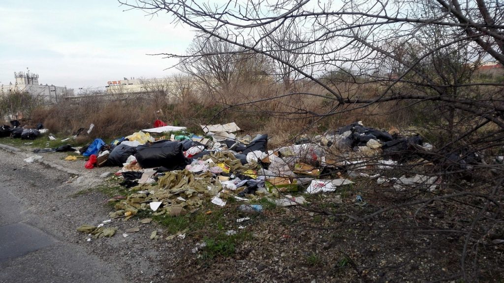Hajóállomás utca környéke hemzseg a hasonló hatalmas illegális hulladéklerakásoktól. Háttérben az Obi. / Fotó: hulladekvadasz.hu