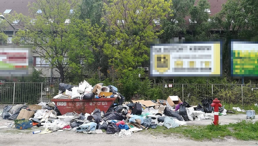 Impozáns méreteket öltött a hulladékkonténer körül összegyűlt szemét. / Fotó: hulladekavadasz.hu