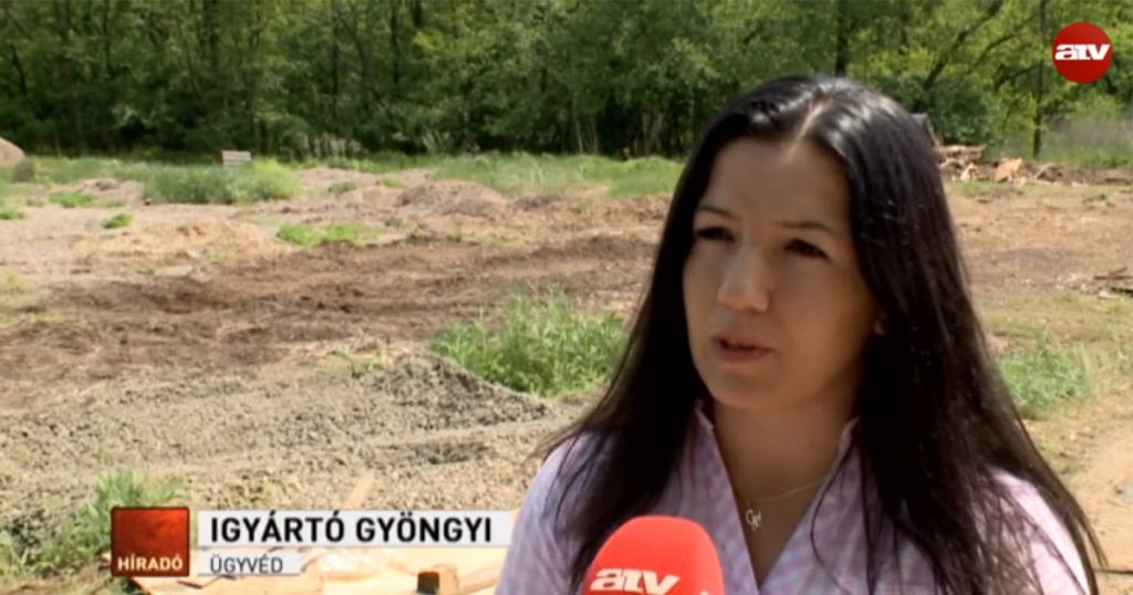Veresegyházi Ivacs hulladékégető helyszínén ügyvédnő nyilatkozik a helyiek problémájáról. / Fotó: atv.hu