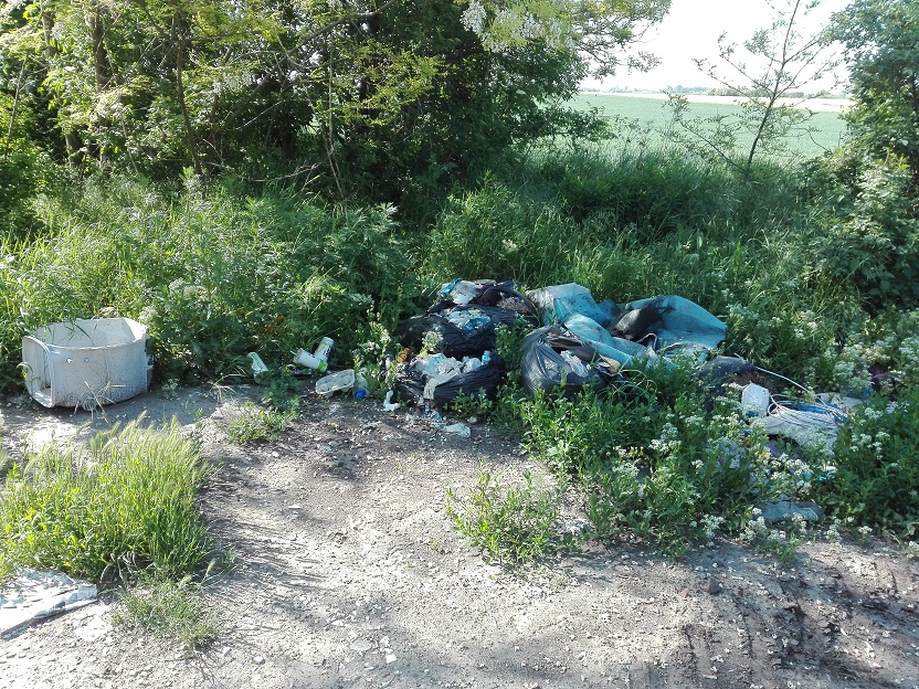 A bejelentő szerint veszélyes hulladékot tartalmaz az illegális hulladéklerakat Kecskemét határában. / Fotó: hulladekvadasz.hu