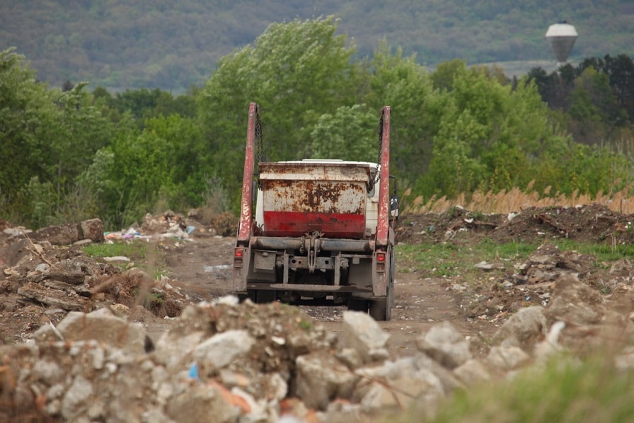 A területen illegális hulladéklerakás folyamatos Tata és Baj közt. / Fotó: hulladekvadasz.hu