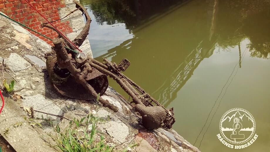 A szarvasi holtág egy biciklivel könnyebb. / Fotó: magneshorgaszat.hu