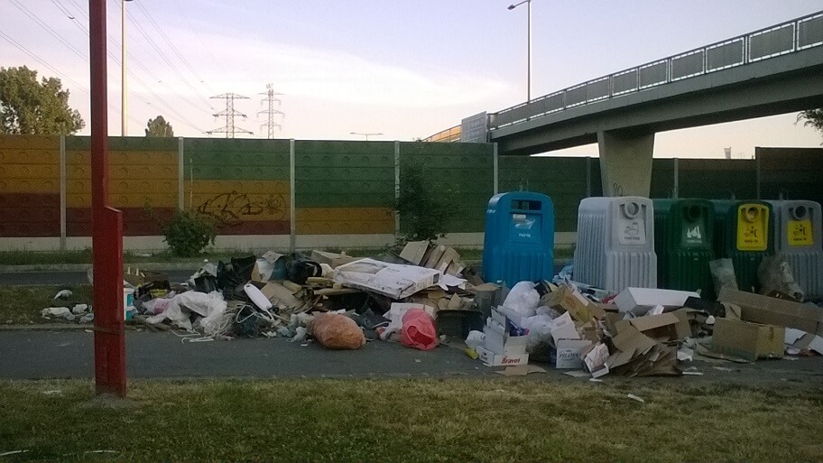 A Rákospatak utcai szelektív hulladékgyűjtő sziget. Mögötte az M3-as vonala. / Fotó: hulladekvadasz.hu