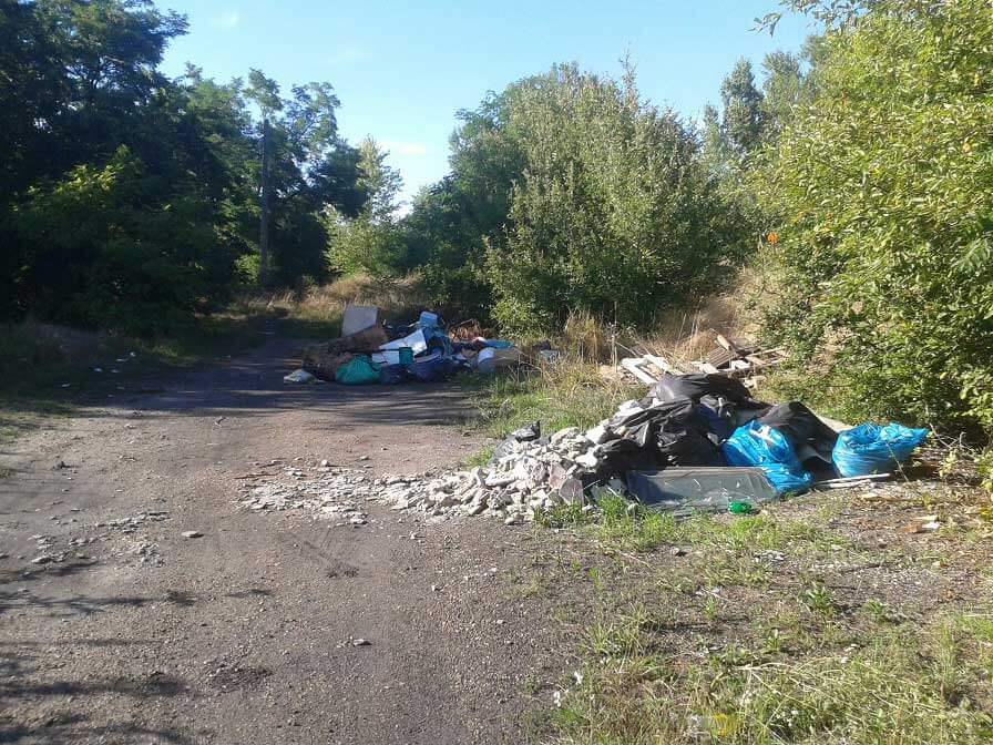 Két jellegzetes illegális hulladéklerakat a Gubacsi hídfő helyszínén. / Fotó: hulladekvadasz.hu