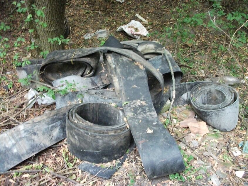 Zichyújfalui erdő is tele van hulladékkal, ahogy a képek is bizonyítják. / Fotó: hulladekvadasz.hu