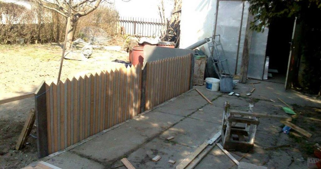 A részben már álló kerítés. / Fotó: hulladekvadasz.hu