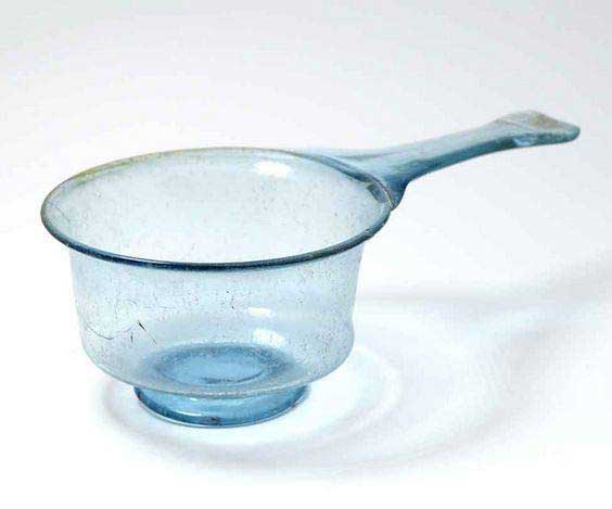 Üveg használata már a római kórban is kiemelten fontos volt. A képen egy antik római kóri edény.