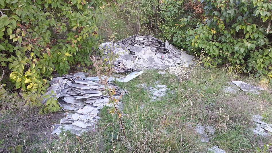Az utcában elhelyezett bontott pala köztudottan veszélyes hulladéknak minősül. / Fotó: hulladekvadasz.hu