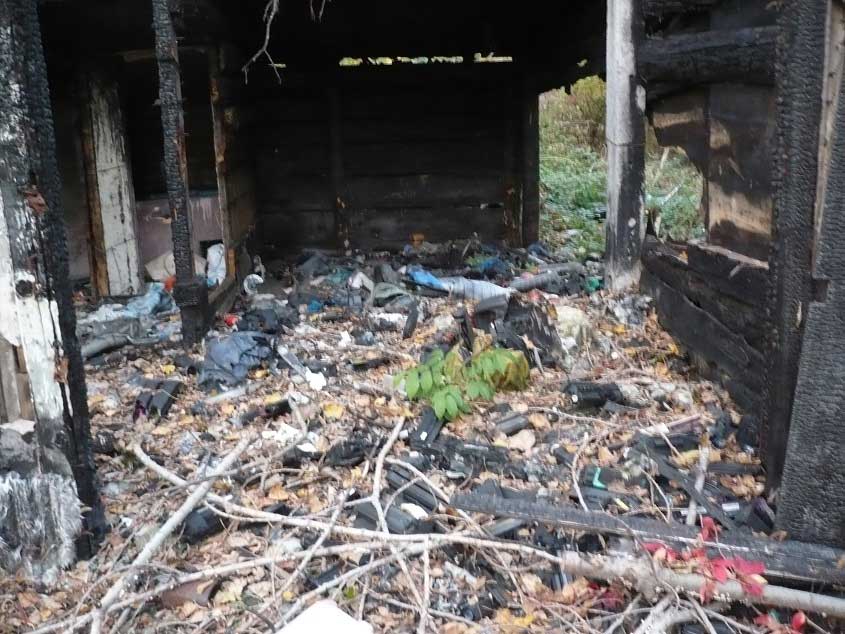 Az épület belseje és a benne elégett hulladék maradványa. Vajon véletlen volt? / Fotó: hulladekvadasz.hu