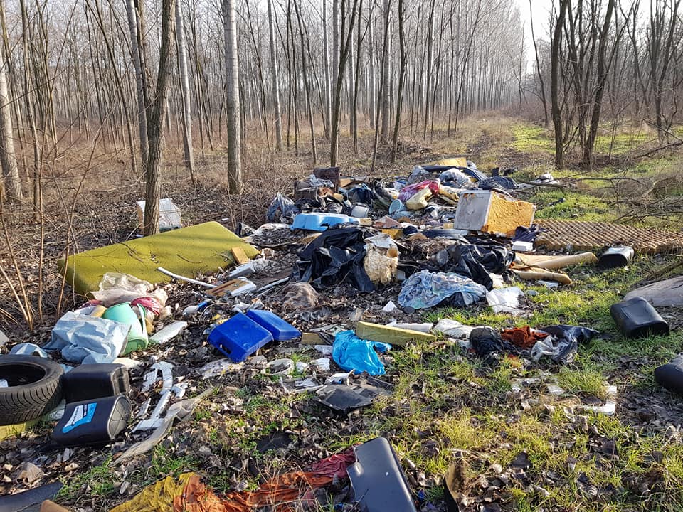 Egy tipikus illegális hulladéklerakat látványa Gyál külterületén. / Fotó: hulladekvadasz.hu