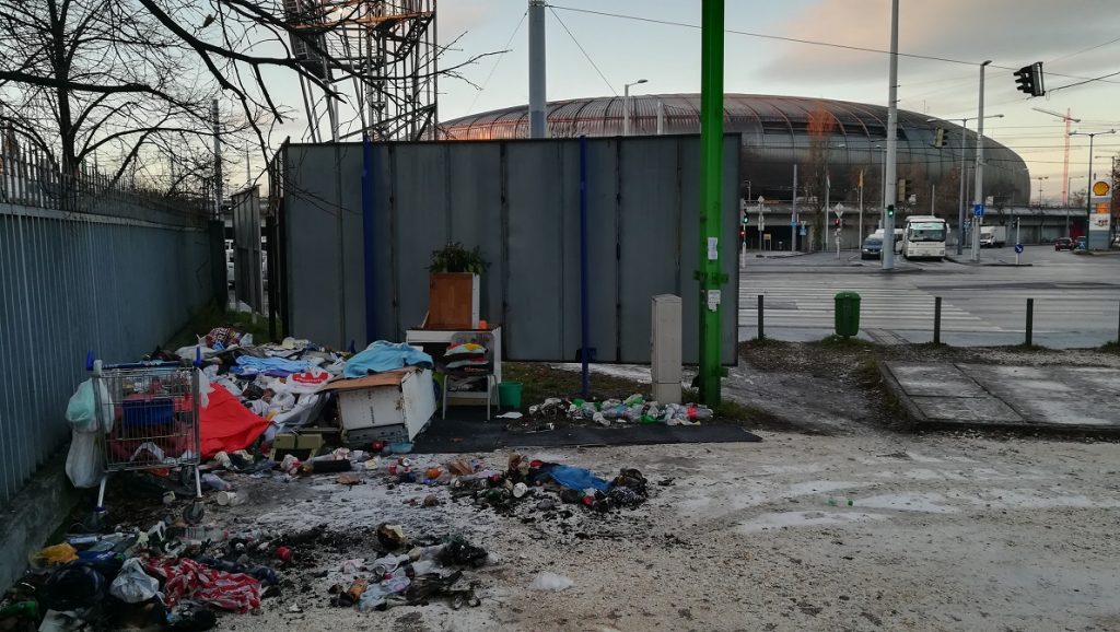 Nyomor a Stadionok mellett egy szinte "összkomfortos" nyitott lakás képét adja. Már csak a karácsonyfa hiányzik. / Fotó: hulladekvadasz.hu