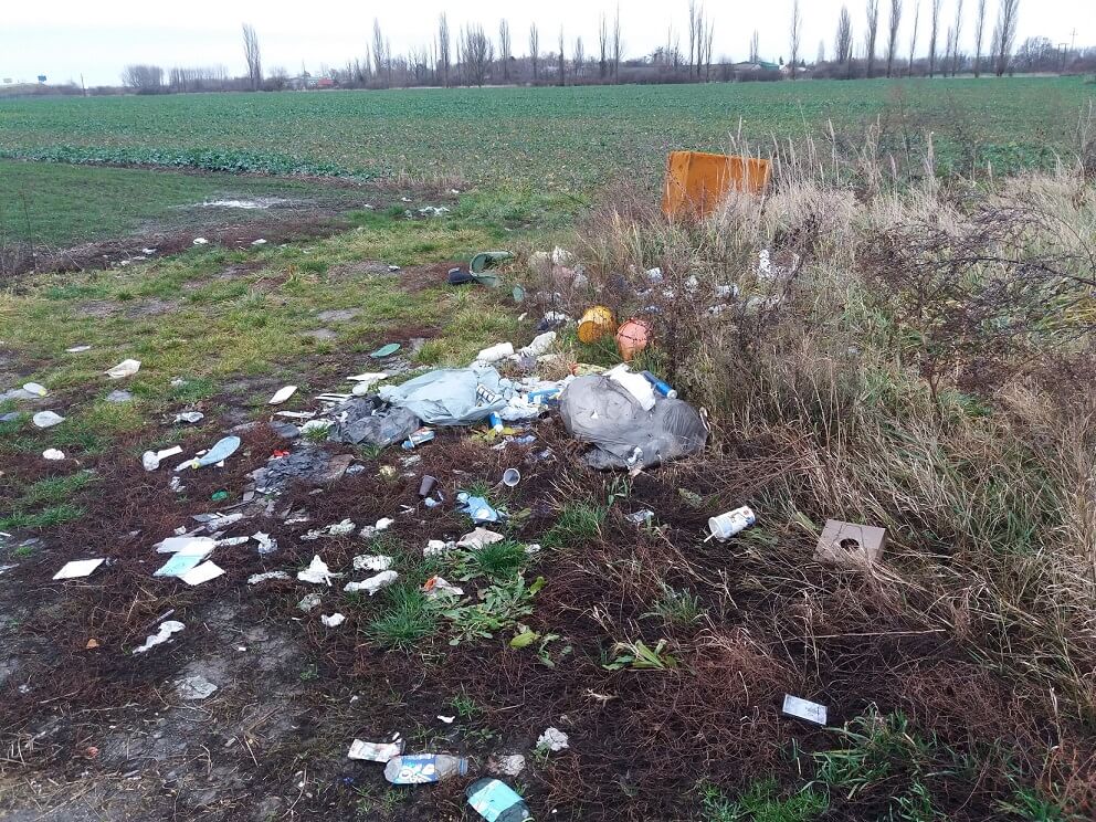 Kommunális hulladék, ja és egy bontott hűtő a mező közepén. / Fotó: hulladekvadasz.hu
