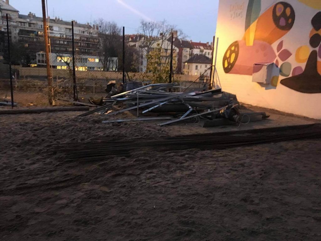 A Csalogány utcai kutyafuttató egyik építési hulladékdombja. / Fotó: hulladekvadasz.hu