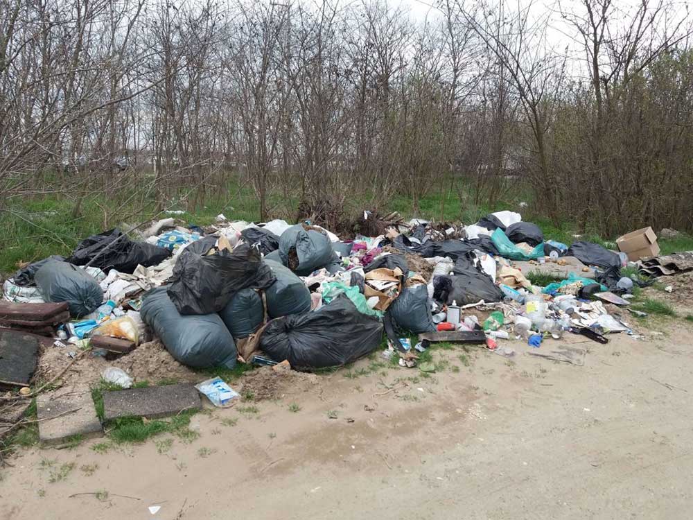 Két teherautónyi illegálisan lerakott hulladék lehet a helyszínen. / Fotó: hulladekvadasz.hu