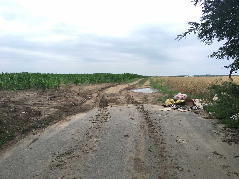 Így kell elcsúfítani mezőségi termőföldeket illegálisan lerakott hulladékkal. / Fotó: hulladekvadasz.hu