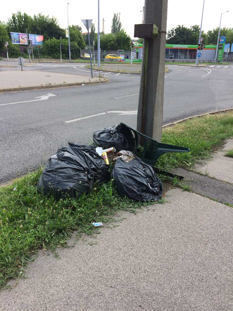 A Vágány utca sarkán hulladék Angyalföldön. / Fotó: hulladekvadasz.hu