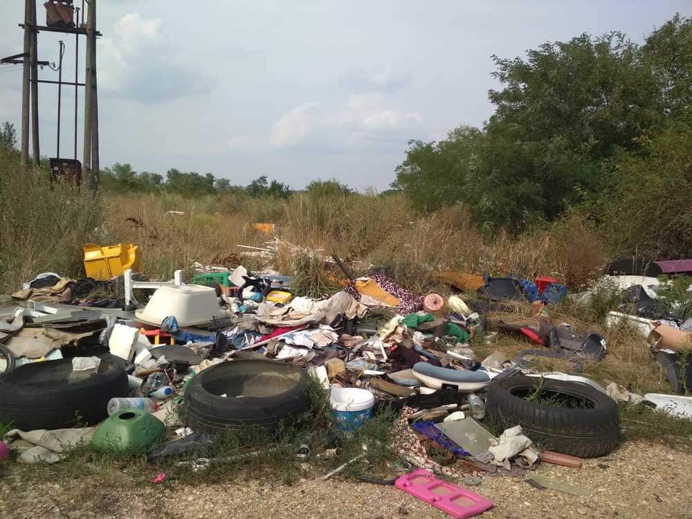 Ikervári külterület, a mező előttünk, és még közelebb a hulladéklerakat. / Fotó: hulladekvadasz.hu