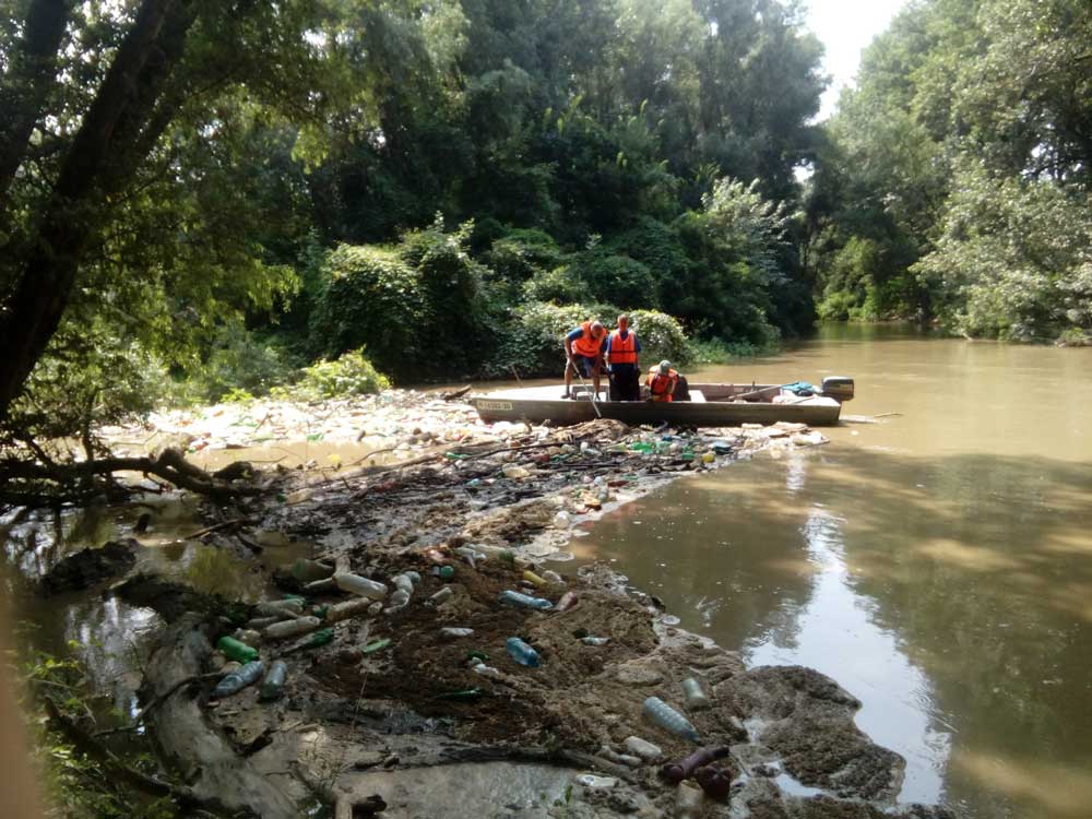 A Maros folyó hulladékmentesítését részben csónakból végezték a szakemberek. / Fotó: ATIVIZIG 