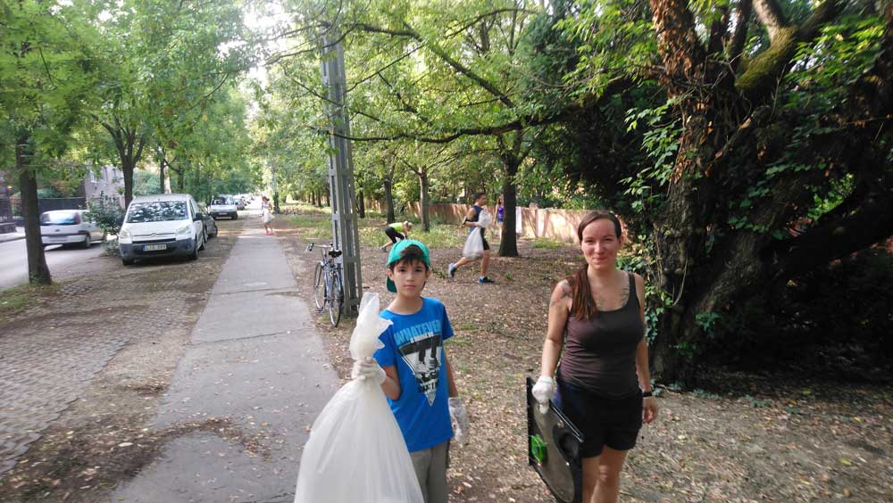 A ploggingosok hamar birtokba vették a park körüli utcákat. / Fotó: hulladekvadasz.hu