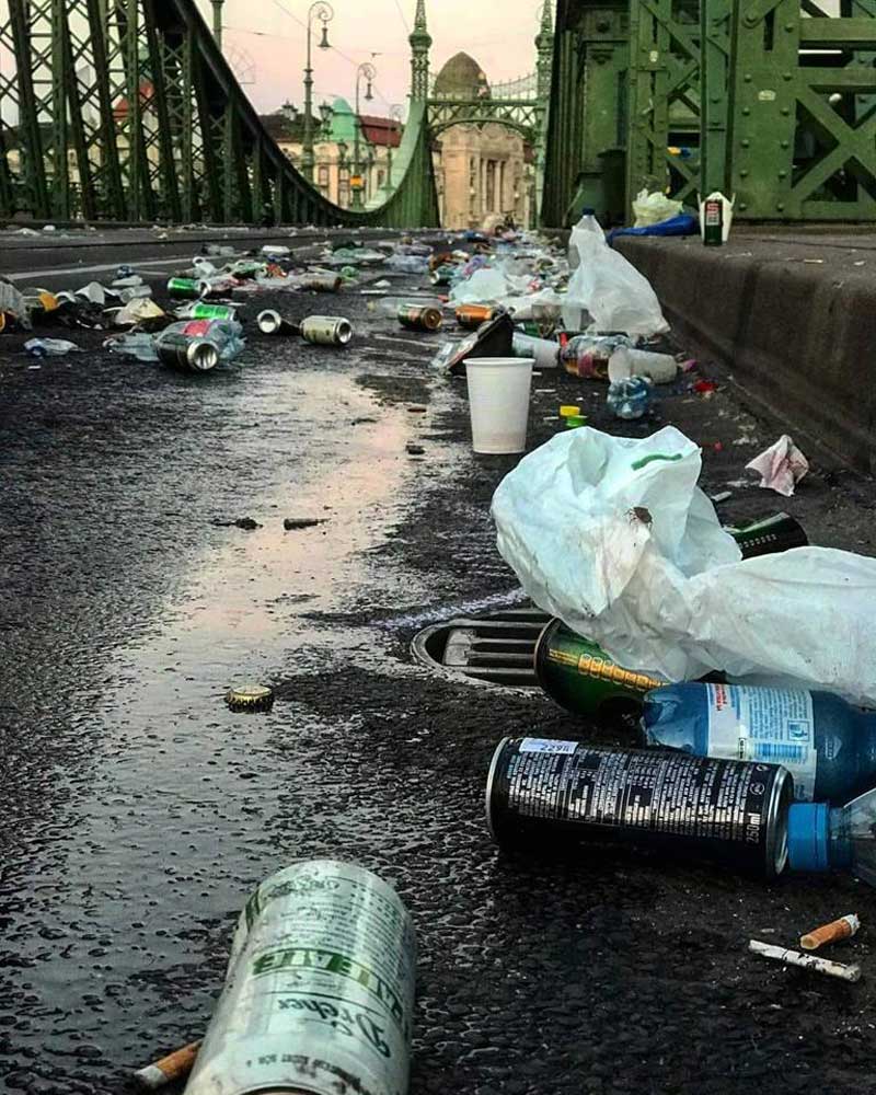A Szabadság híd augusztus 6-i állapota, mint egy rossz fesztivál reklám. / Fotó: Selmeczy Csenge