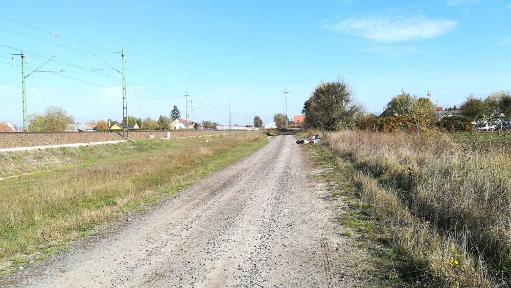 A földút a MÁV vasútvonala mellett húzódik, de a terület vélhetően nem a MÁV-é.