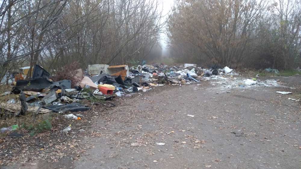 Hatalmas mennyiségű illegálisan lerakott hulladék Kál határában.