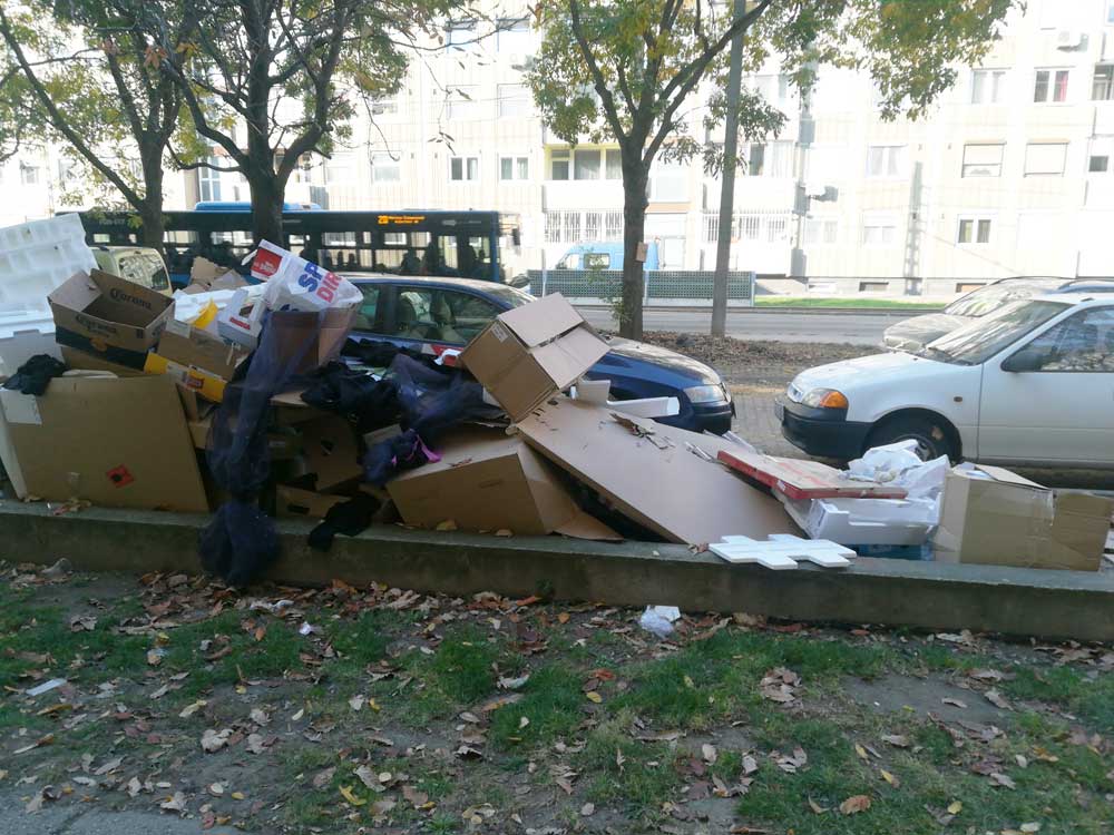 Csomagolási hulladék igencsak nagy mennyiségben foglalja a helyet a parkolóban.