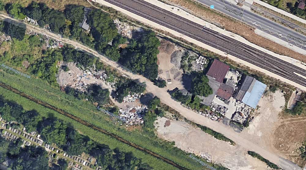 Keled út végénél található földutas rész telis tele rengeteg hulladékkal. / Fotó: Google Maps