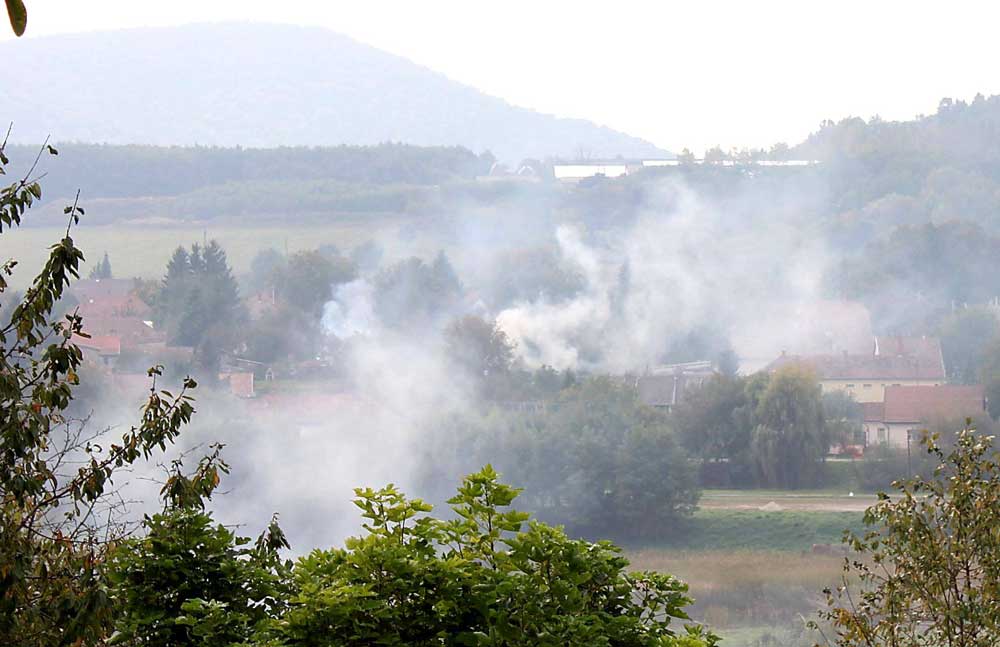 Mérgező füst száll Nógrád megyében: Nógrád, 2018.10.17., déli 12 óra. / Fotó: facebook.com/avaregetes