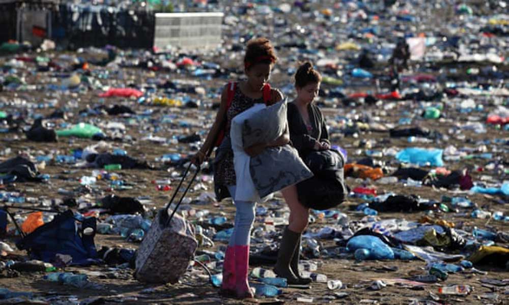 A Glastonbury fesztiválozói kerülgetik a több tonna szétdobált hulladékot. / Fotó: Matt Cardy/Getty Images