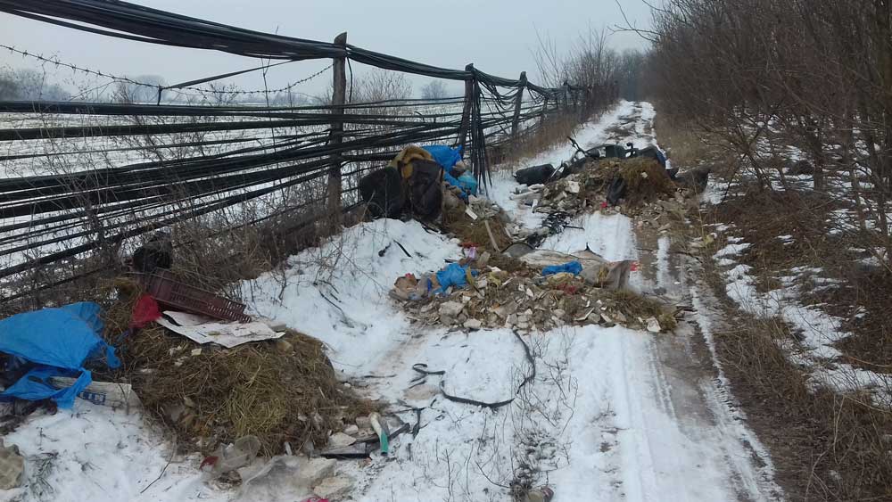 A januárban hulladékkal beszennyezett helyszínt még a hó se takarta el.