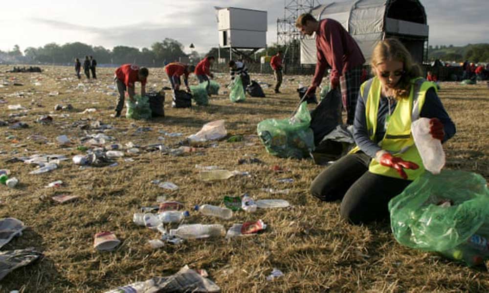 Nagy takarítás a brit Glastonbury fesztivál után. / Fotó: Alamy