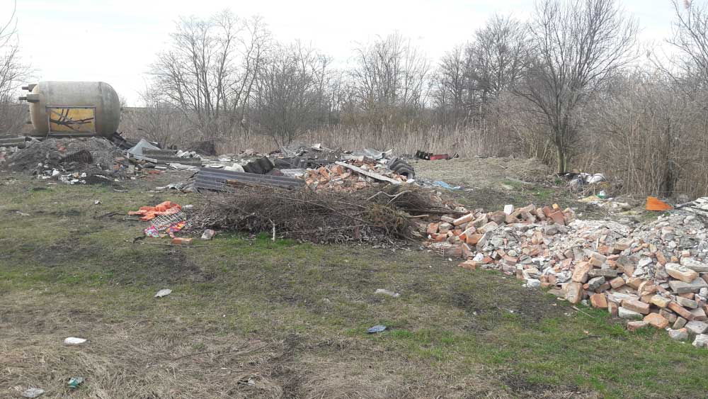 Az Ikva patak mellé hordott veszélyes és kommunális hulladék.