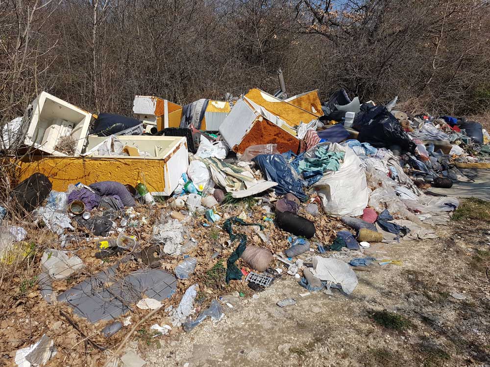 A területen veszélyes hulladéknak minősülő illegálisan lerakott hulladék van.
