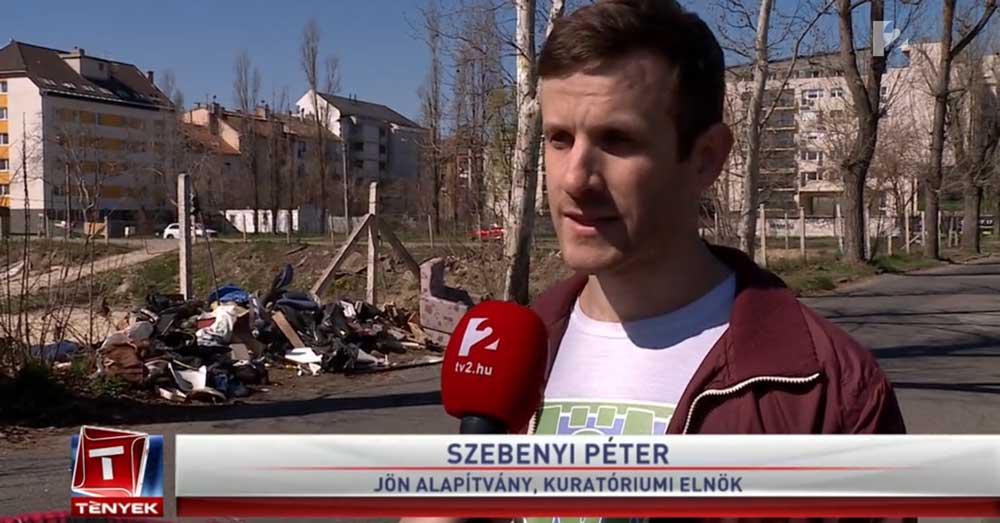Szebenyi Péter és a háttérben javarészt műanyaghulladékból álló illegális szemétdomb. / Fotó: tv2.hu