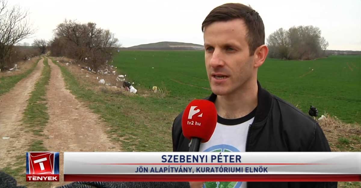 Szebenyi Péter a helyszínről ad interjút a Tv2 Tények stábjának. / Fotó: tenyek.hu