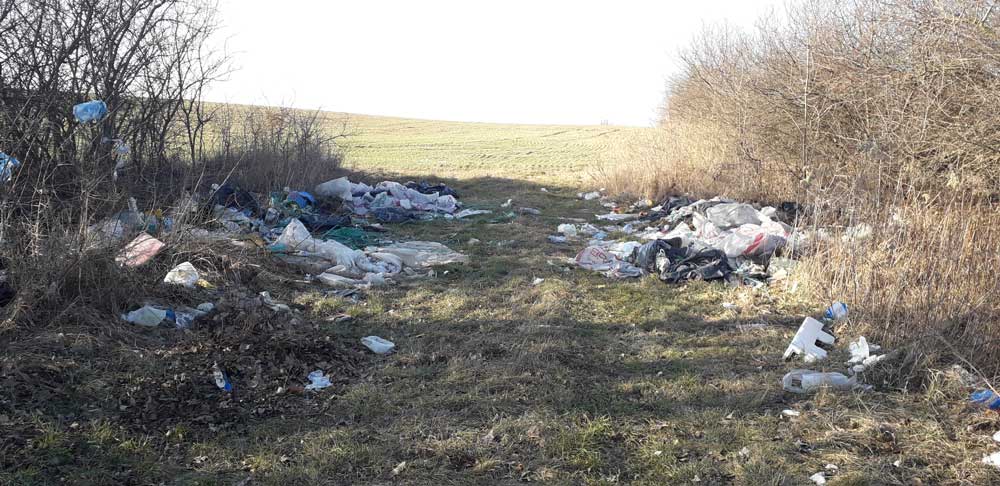 Illegális hulladéklerakat a település határában.