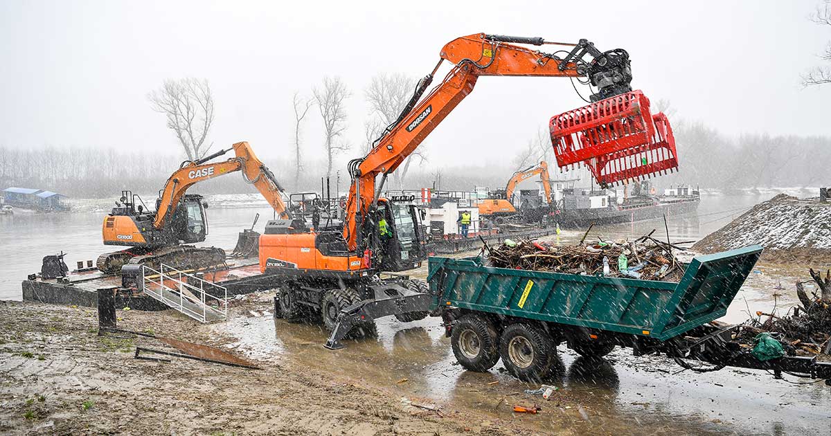 A Tisza erős sodrásából a hulladékot géplánccal távolítják el. / Fotó: MTI/Czeglédi Zsolt