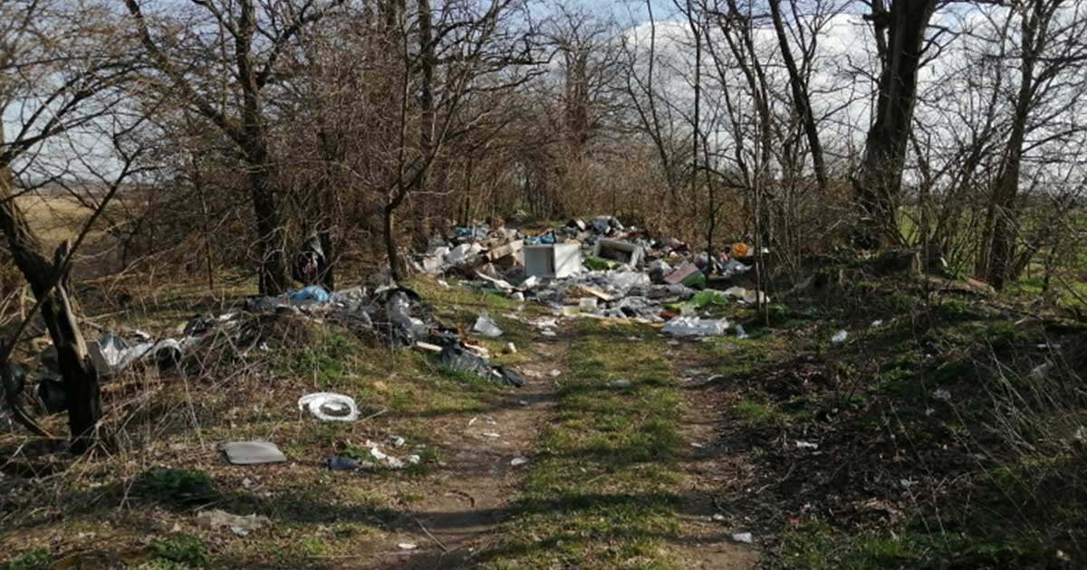 A csömöri földút "zsákutcájában" egyre több hulladék gyűlik nap, mint nap.