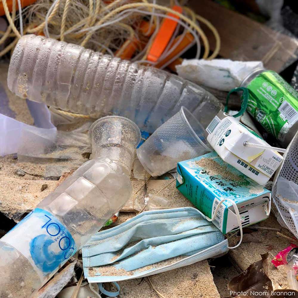 Műanyag-hulladékok gyűrőjében eldobott műanyag alapú egészségügyi maszkok. / Fotó: Naomi Brannan