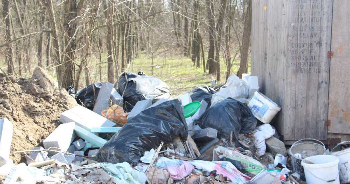 Az építési hulladék mellett kommunális hulladék is gyűlhet a környéken.