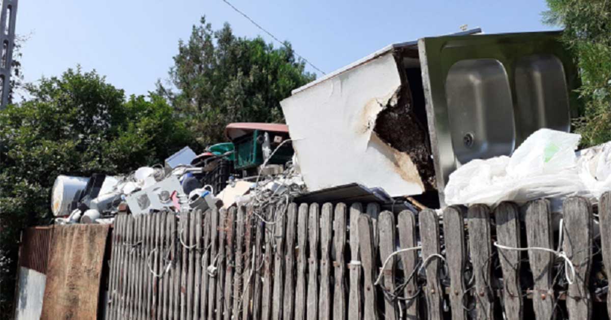 Fejmagasságban álló hulladék szinte kifolyik a budaörsi telekről. / Fotó: police.hu