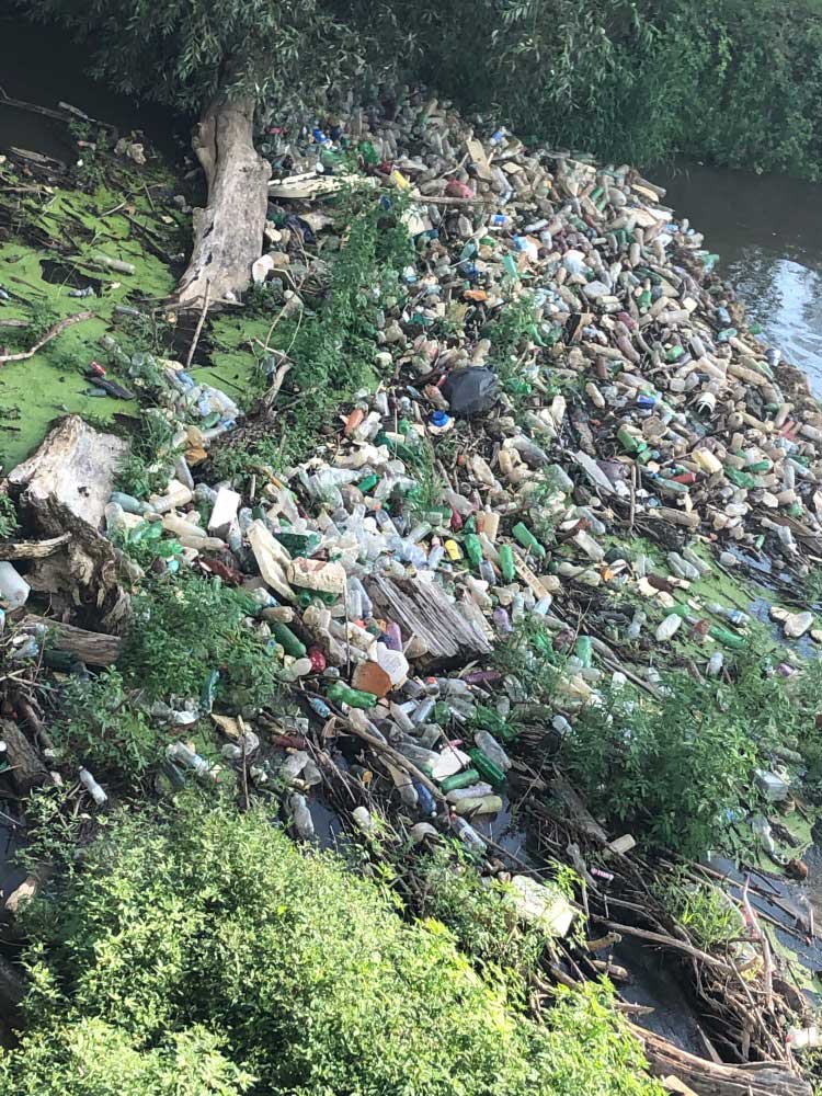 Valaki megtudja számolni vajon hány darab PET palack van a folyóban?