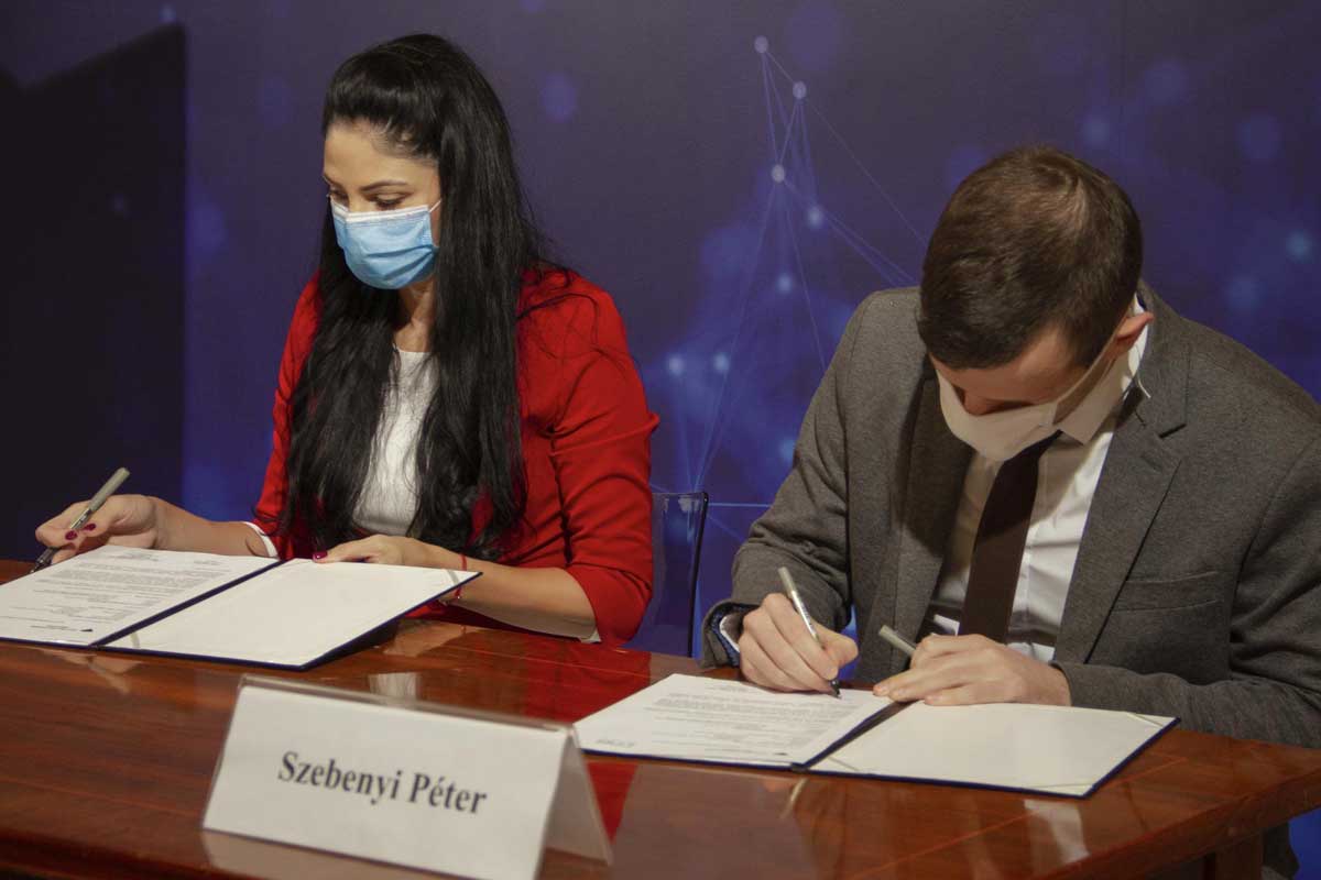 Dr. Habil Boros Anita, államtitkár és Szebenyi Péter, a JÖN elnöke az együttműködés aláírása közben.